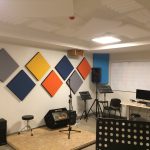 عایق‌های دکوراتیو رنگی برای زیبایی و صداگیری اتاق ضبط موسیقی